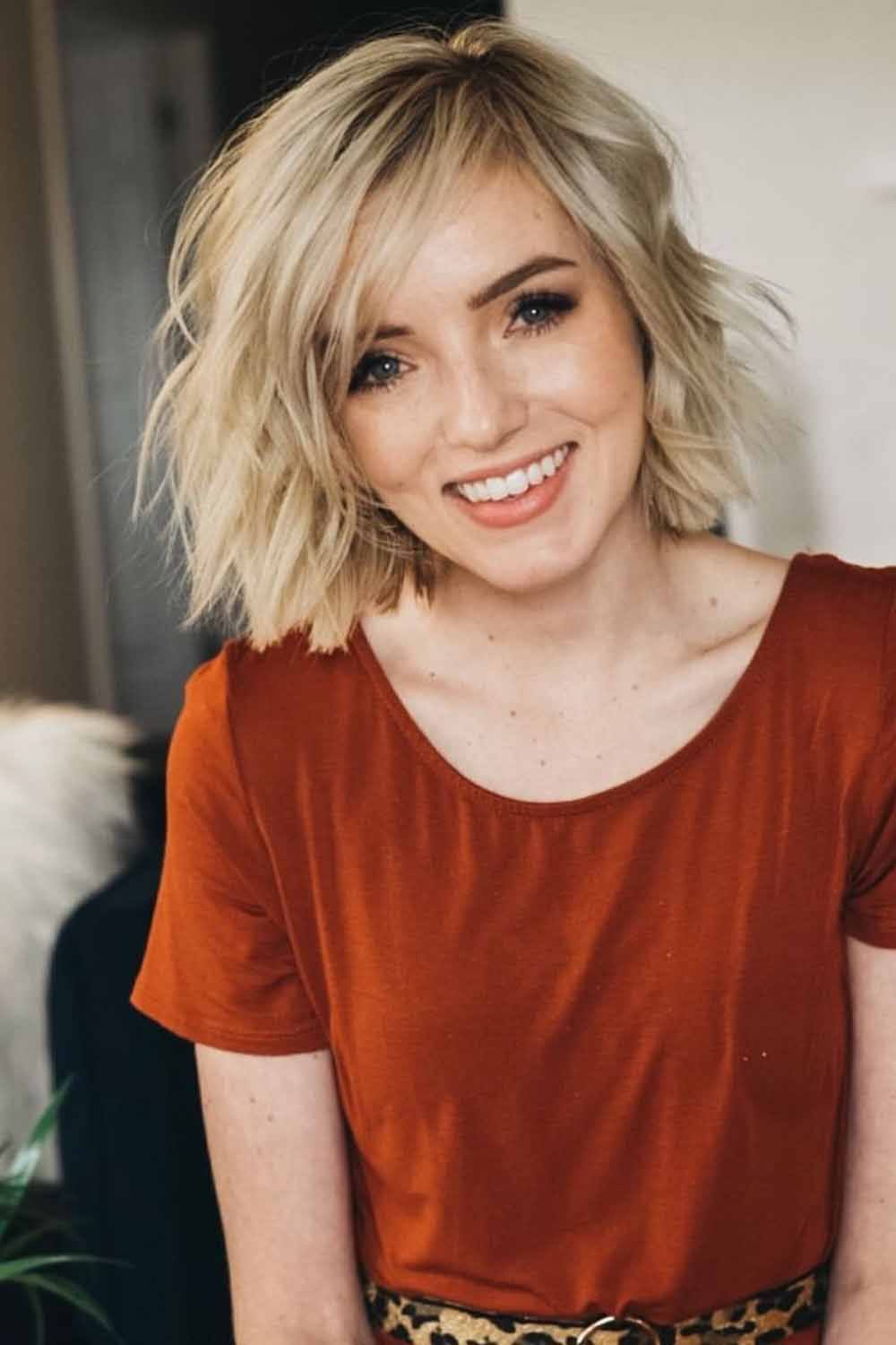 Textured wavy bob with blonde highlights for a playful look