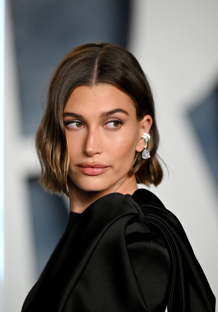 Soft waves bob with a deep side part for elegance