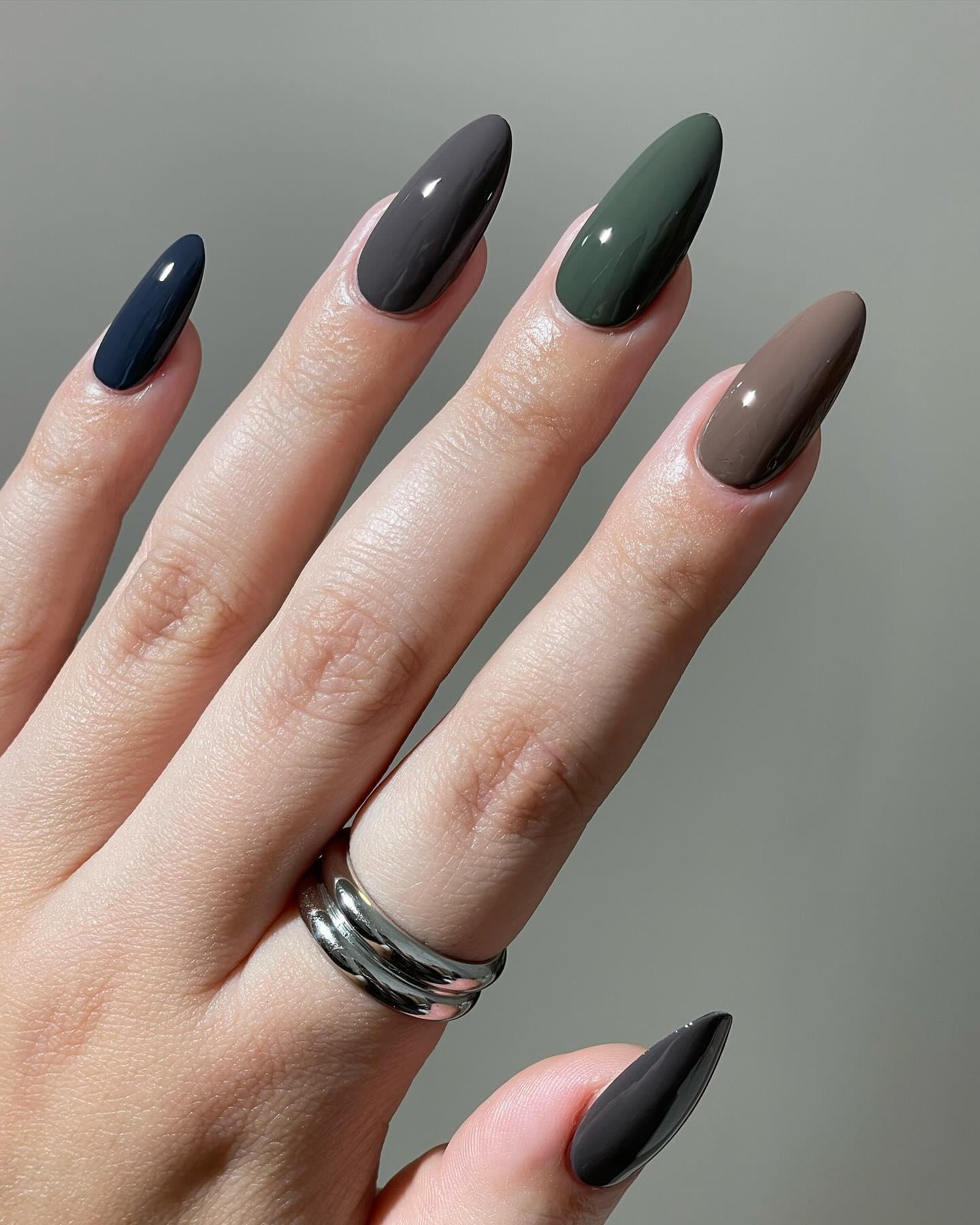 Multi-tone nails in autumn shades, chic and versatile.