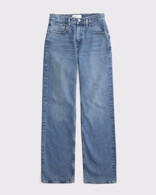 Blue high-waisted jeans, versatile and relaxed
