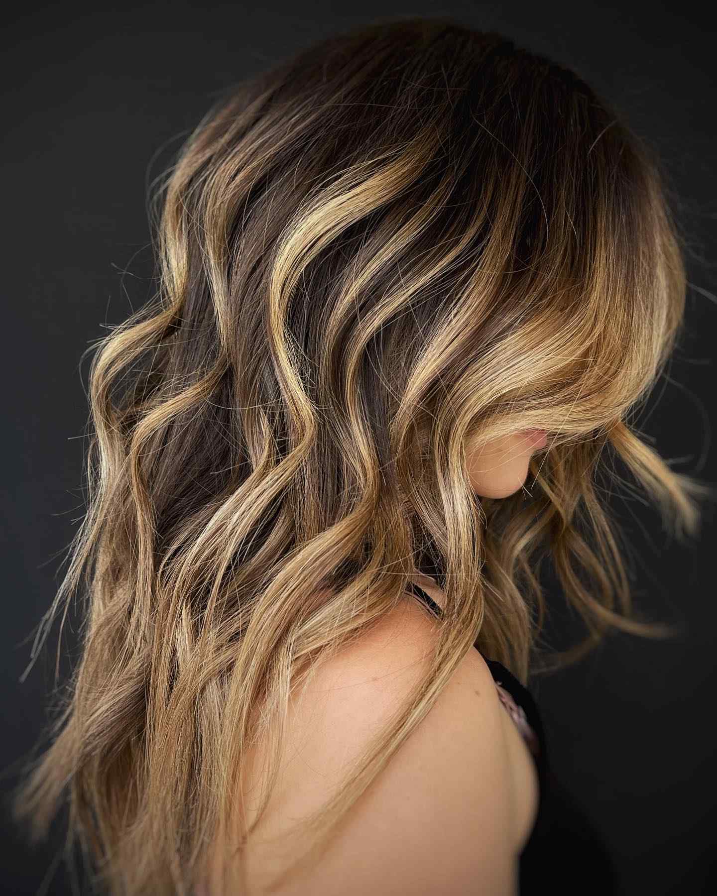 Bronde highlights with waves for dimension