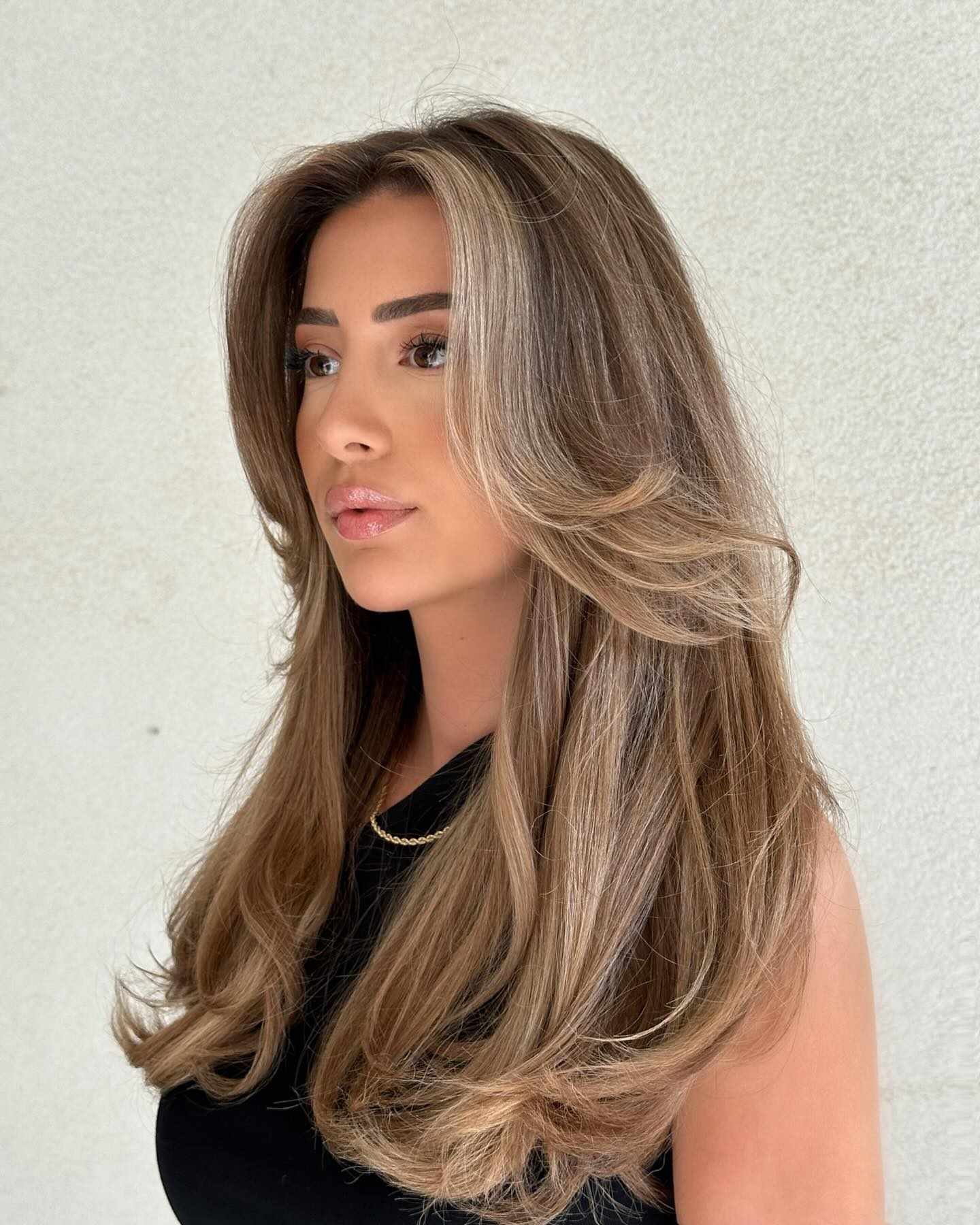 Voluminous blowout with face-framing highlights