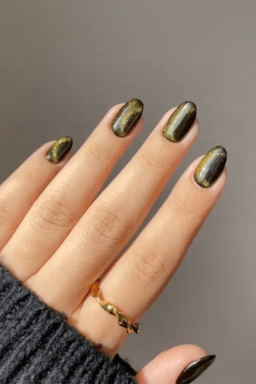 Short almond nails with magnetic olive green finish