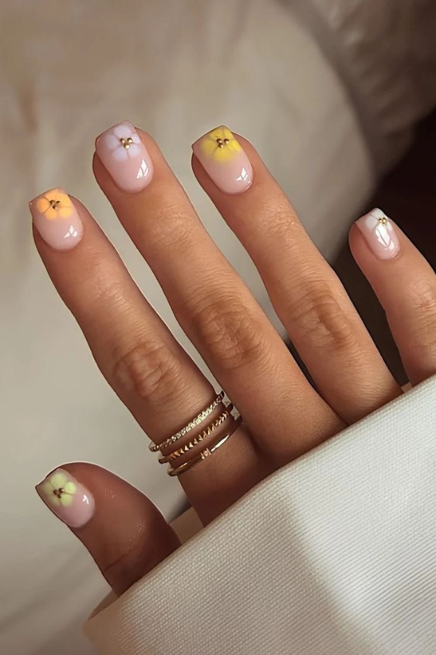 Pastel gradient nails with floral accents, ideal for soft and romantic looks.