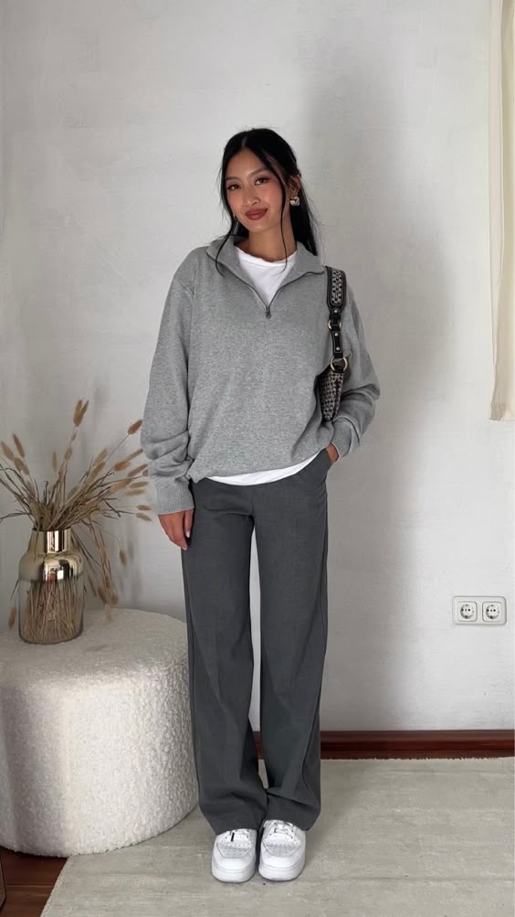 Sporty neutral outfit with sneakers