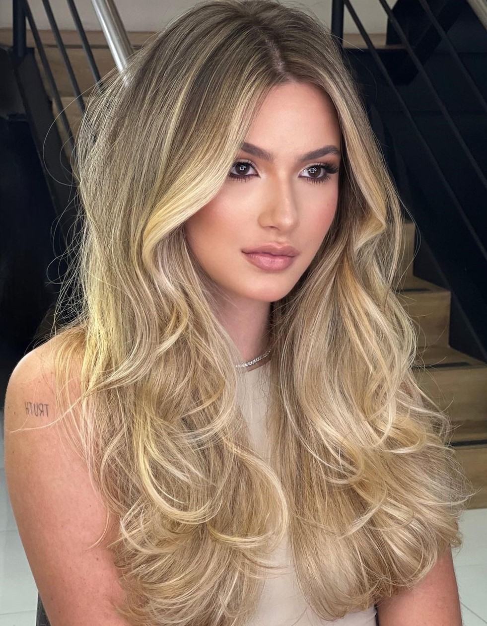 Voluminous blonde hair with layered waves