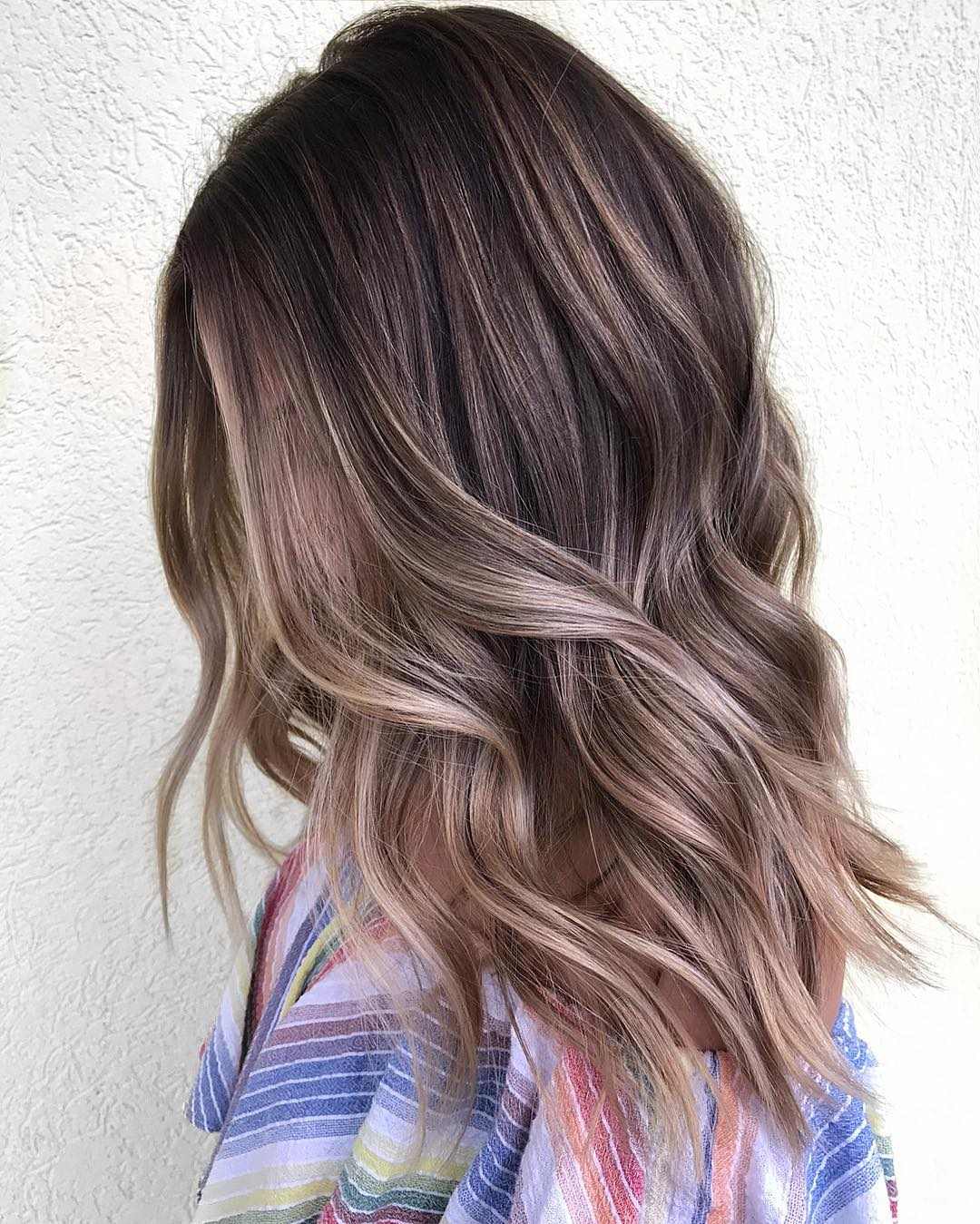 Medium-length ashy balayage waves