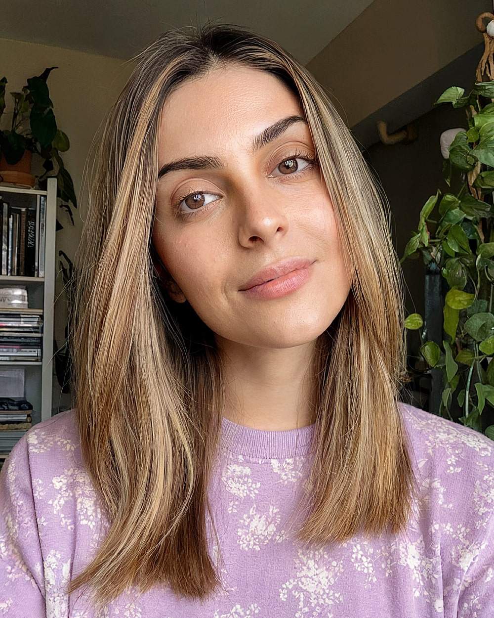 Effortless lob with face-framing highlights for youthful glow