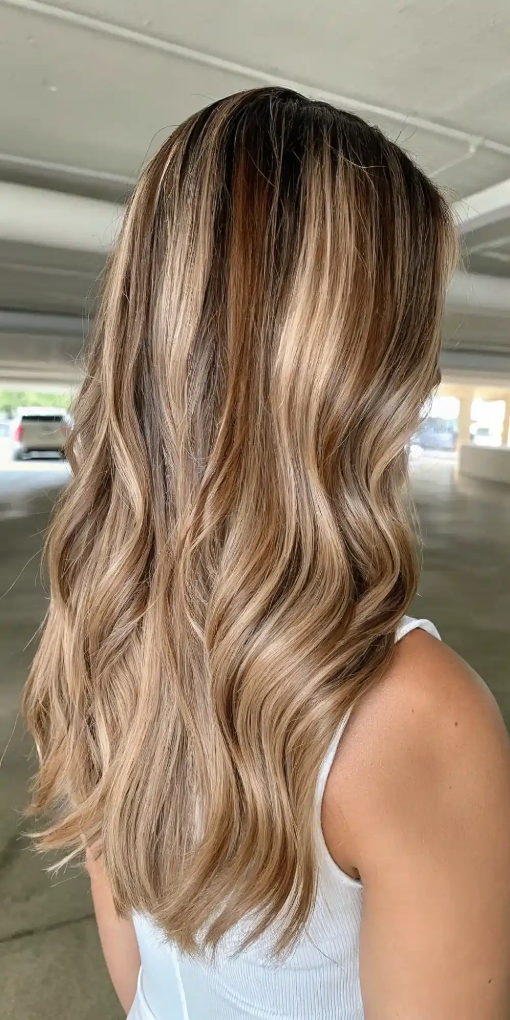 Long classic waves with honey blonde highlights