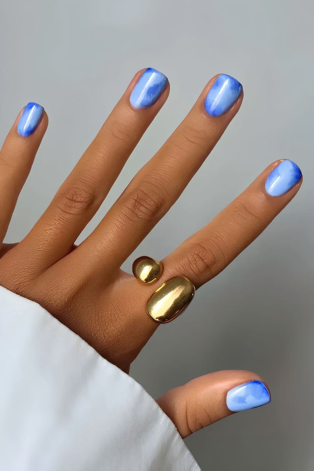 Marbled blue nail design on short nails