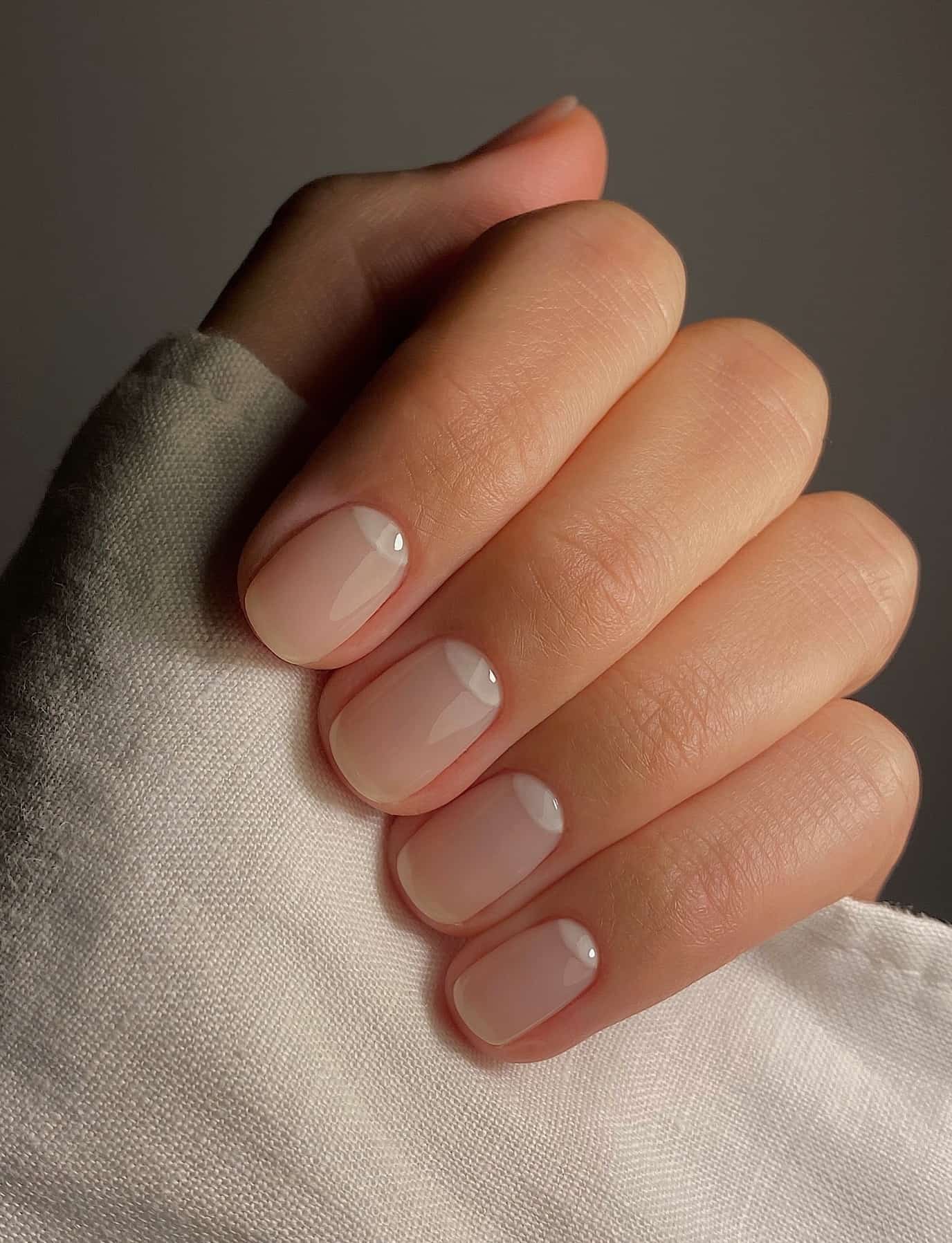 Soft nude short nails, natural and refined