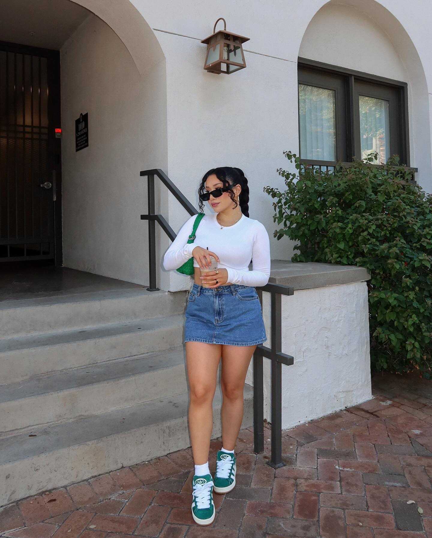 Casual mini skirt outfit with sneakers