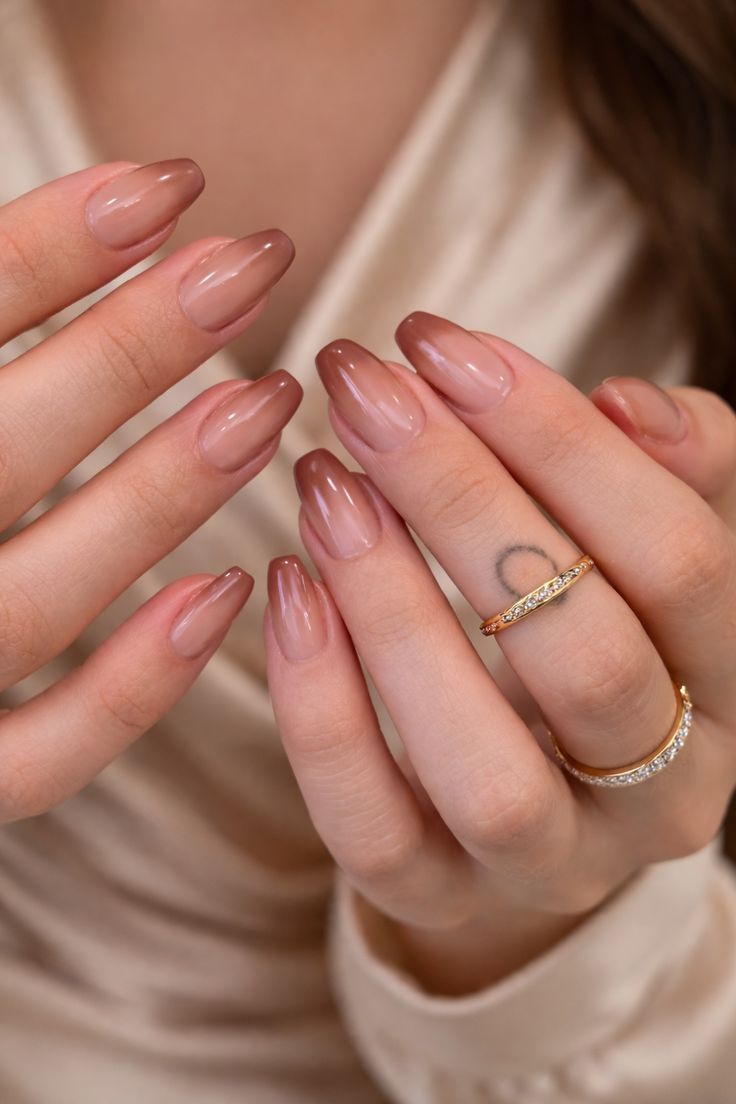 Warm mocha ombré nails with almond shape.