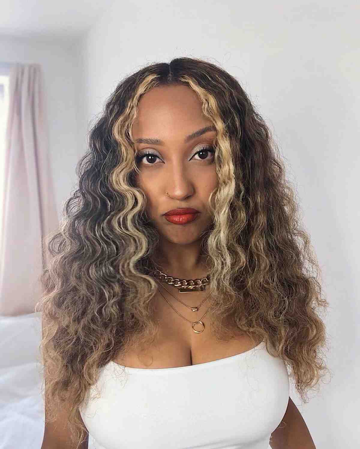 Dynamic contrast with money piece on curly hair