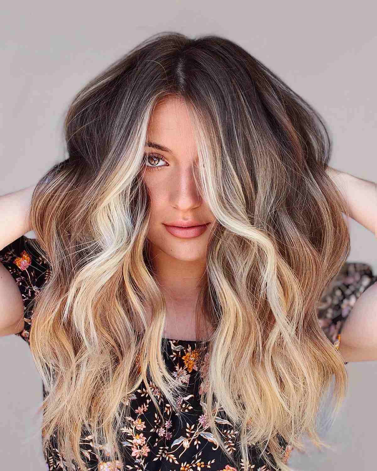 Voluminous waves with blonde money piece
