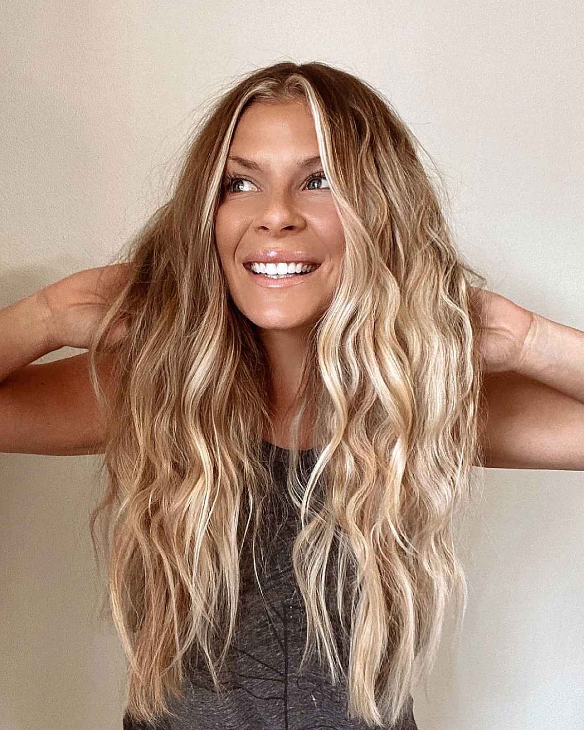 Effortless long waves with blonde highlights