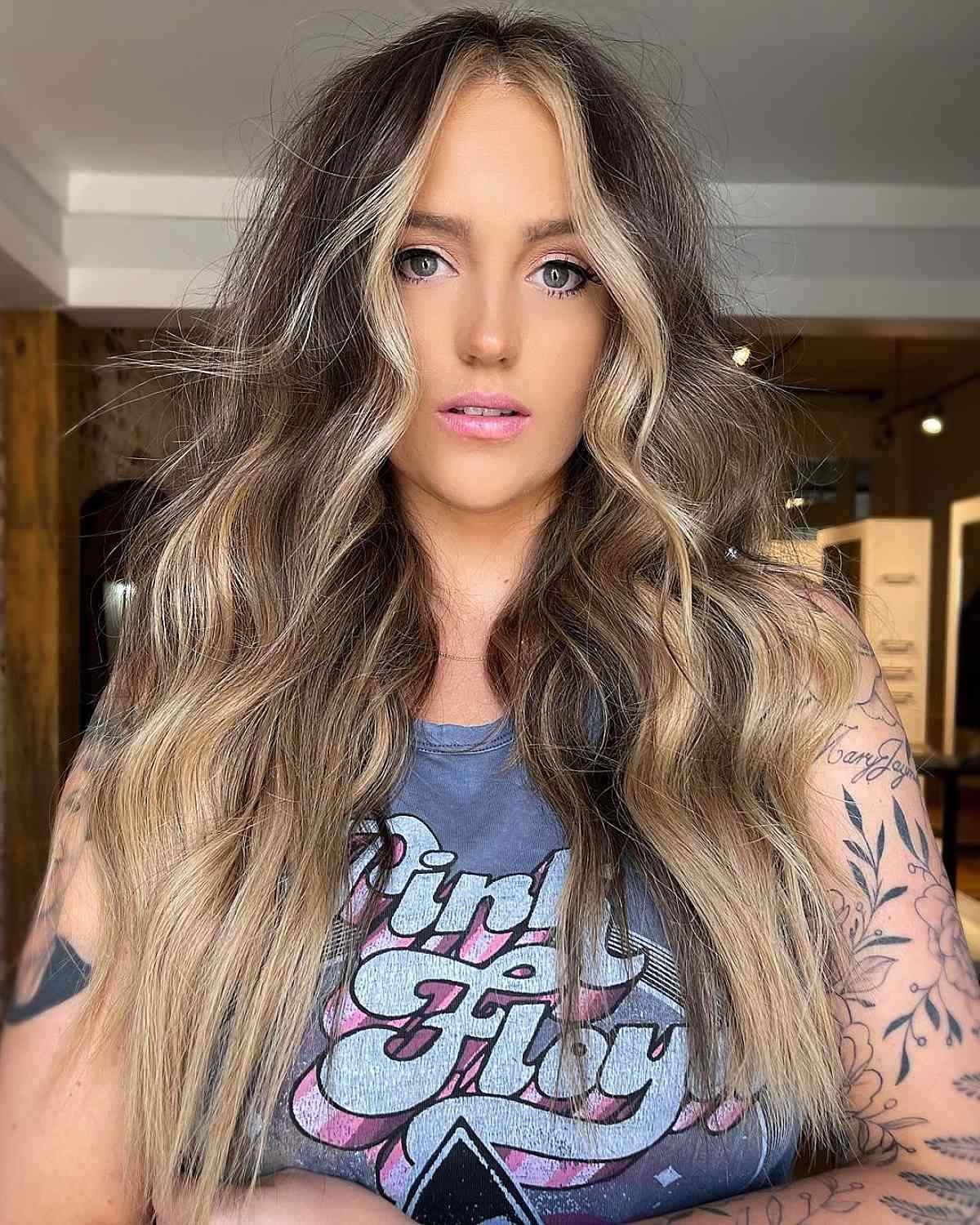 Voluminous waves with blonde highlights