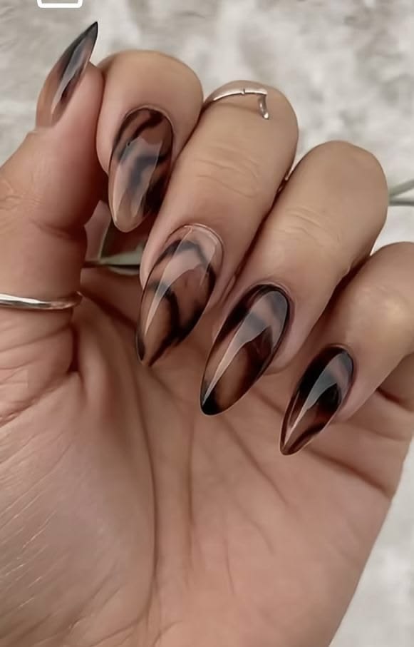 Tortoiseshell pattern on almond nails