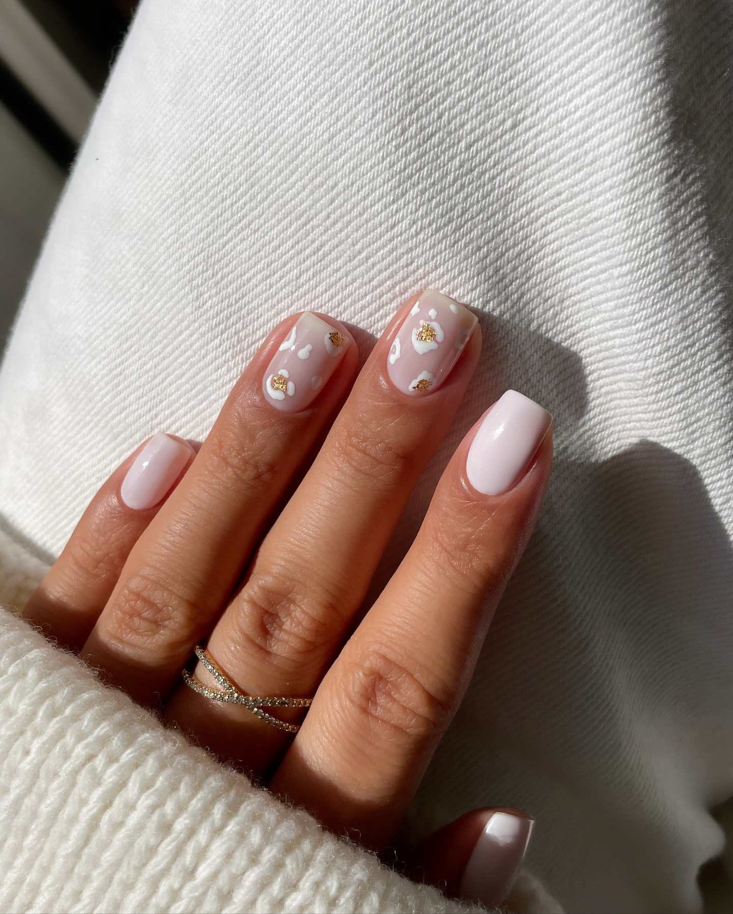 Short nails with gold accent details