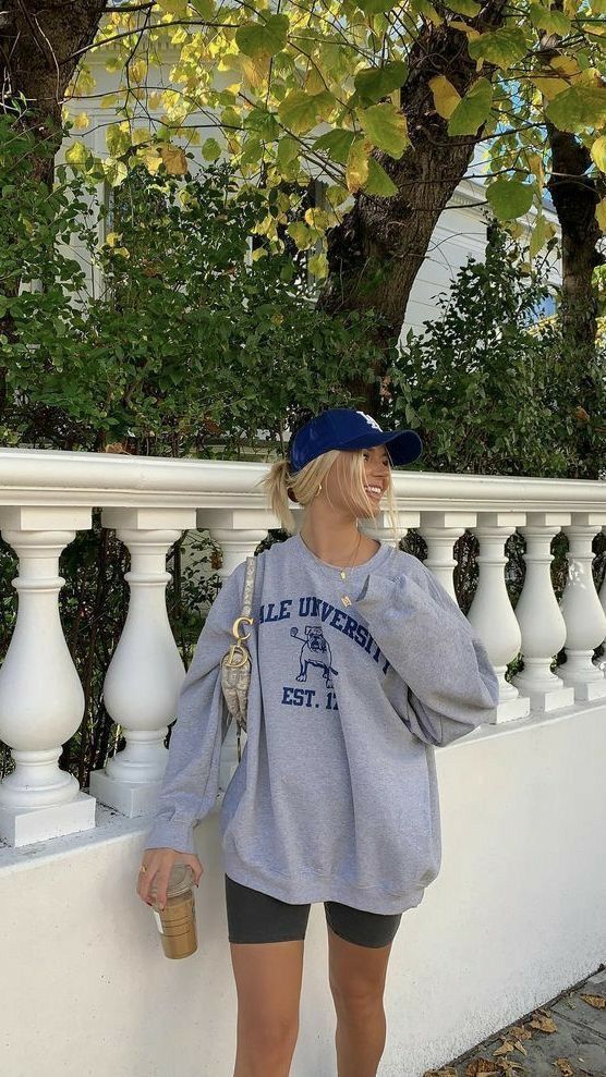 Casual oversized sweatshirt with cap