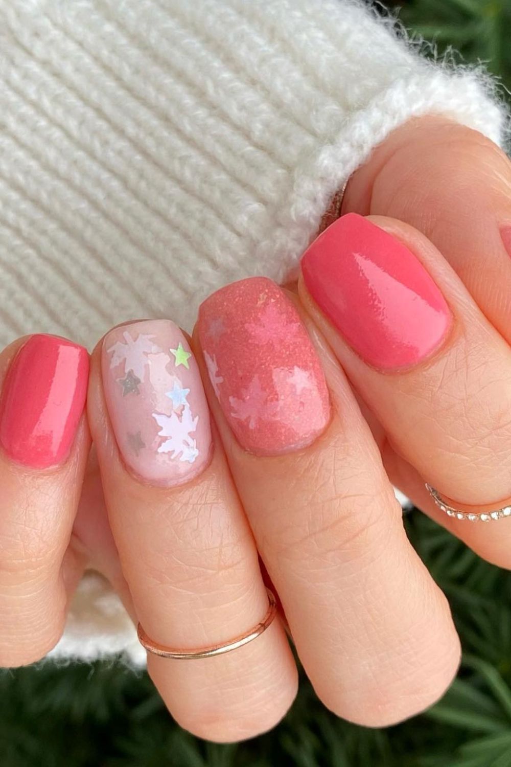 Pink nails with leaf accents, fall-inspired and playful.