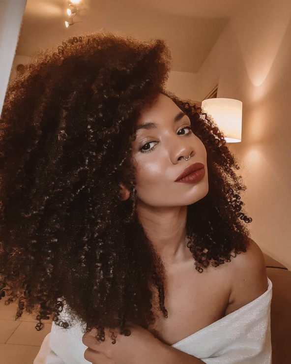 Voluminous curly fro for natural texture