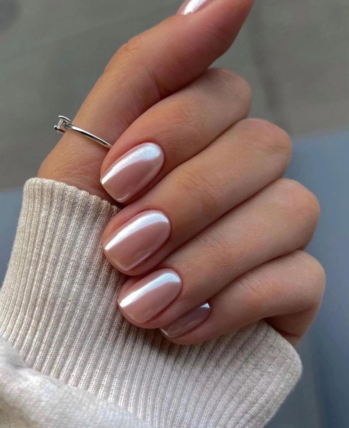 Short oval nails with pearlescent finish