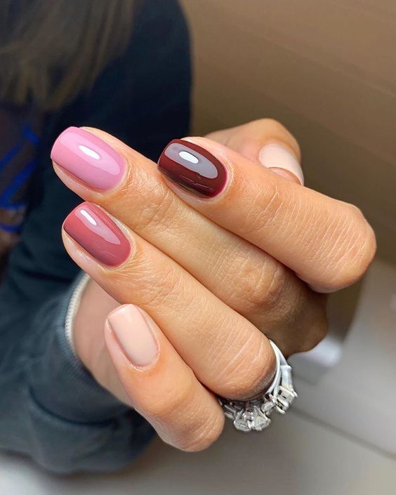 Mauve and nude nails with a glossy finish, chic and versatile, ideal for Pinterest boards.