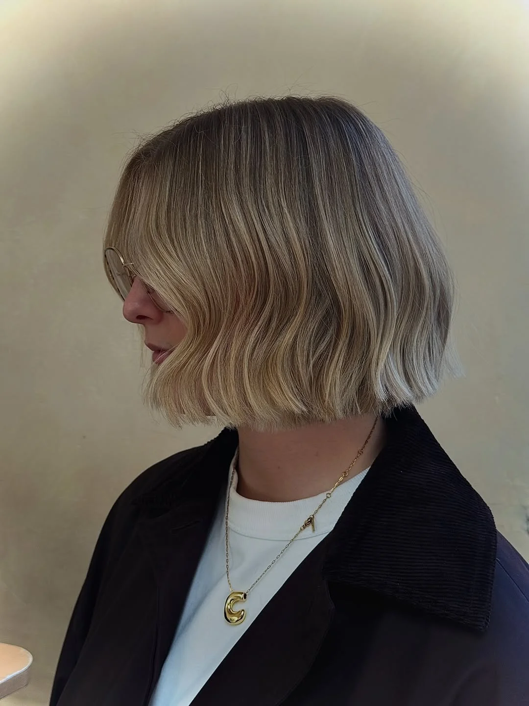 Soft wavy bob with subtle highlights