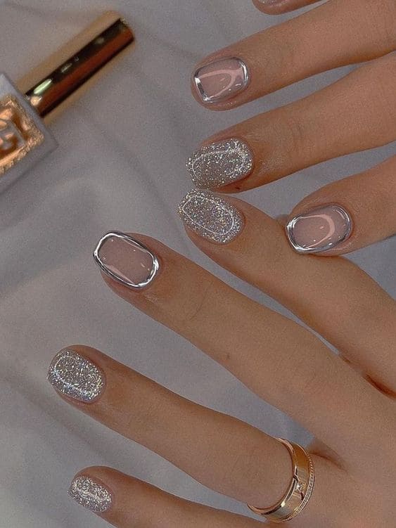 Short nails with reflective silver and glitter, chic nail art