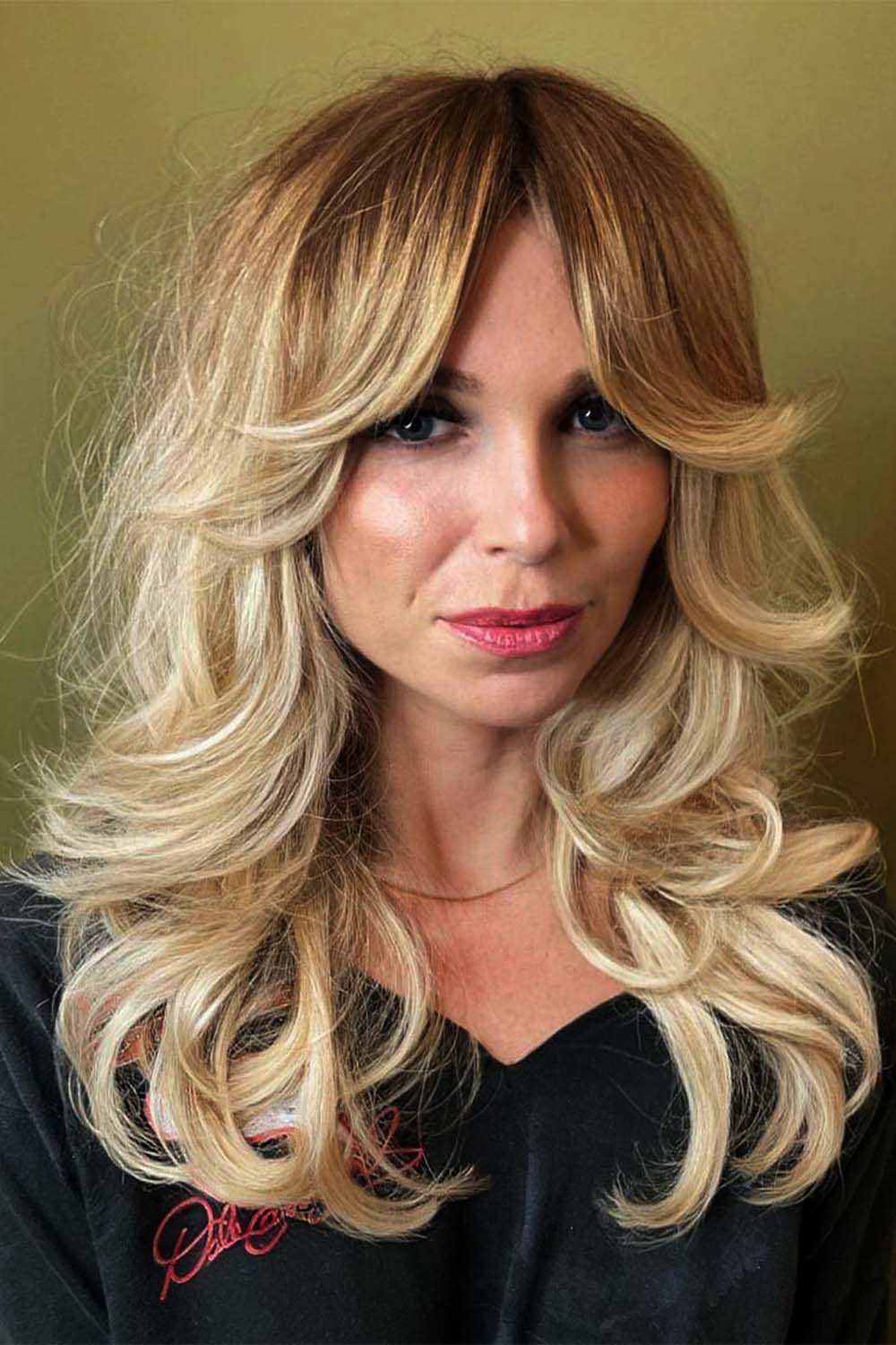 Glamorous curls with curtain bangs and volume